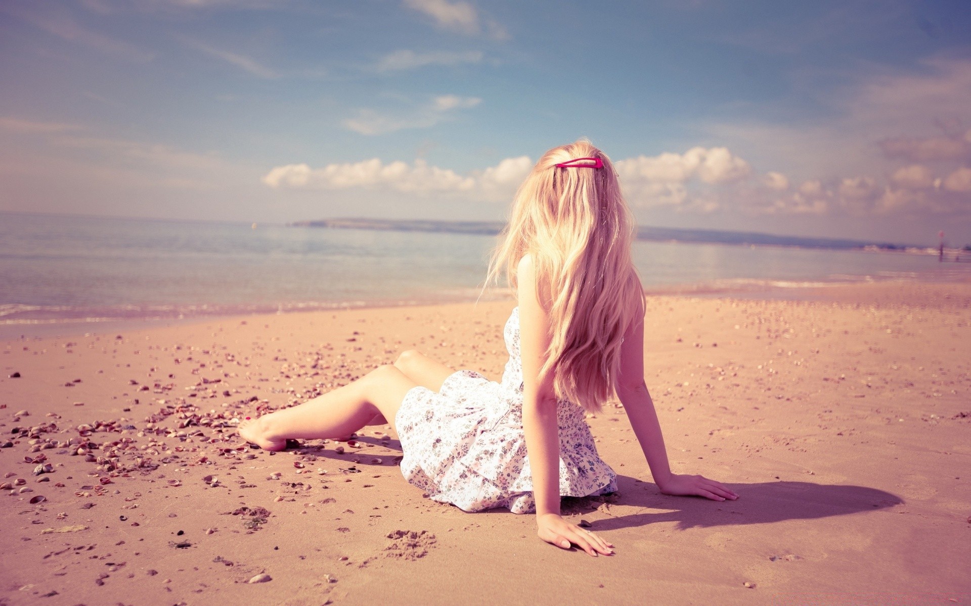 outras garotas praia areia mar água oceano verão sol mar viajar menina relaxamento céu bom tempo férias natureza férias pôr do sol mulher biquíni tropical