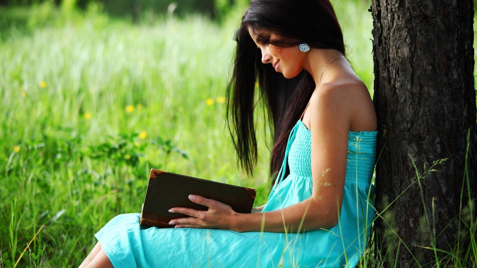 autres filles nature été herbe à l extérieur femme détente parc loisirs fille collège beau temps jolie adolescents mignon s asseoir ordinateur portable internet livre