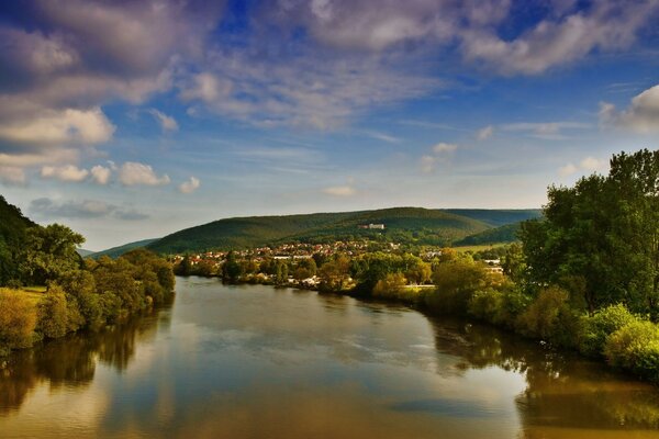 Himmel mit Wolken und Fluss mit Küsten