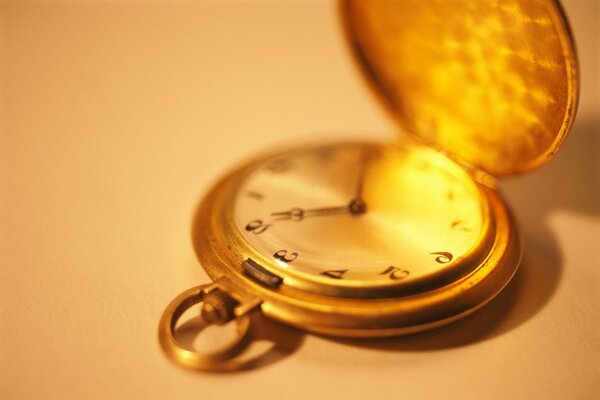 goldene Uhr. Zeit ist Geld