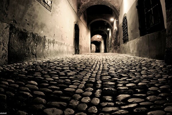 Ruelle étroite et lumières tamisées