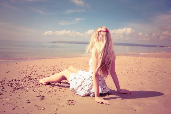 Chica en la playa de arena