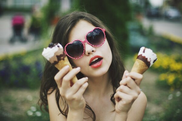 Hermosa chica con gafas de helado