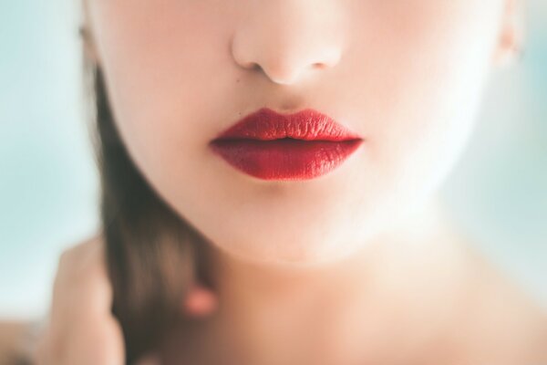 Красные чувственные губы девушки
