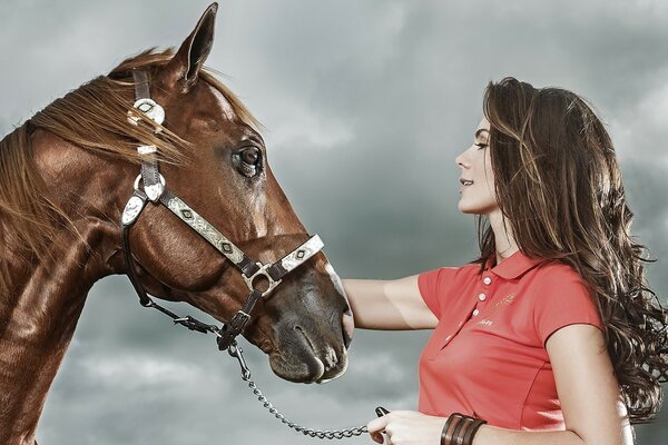 Ragazza e cavallo sul ritratto