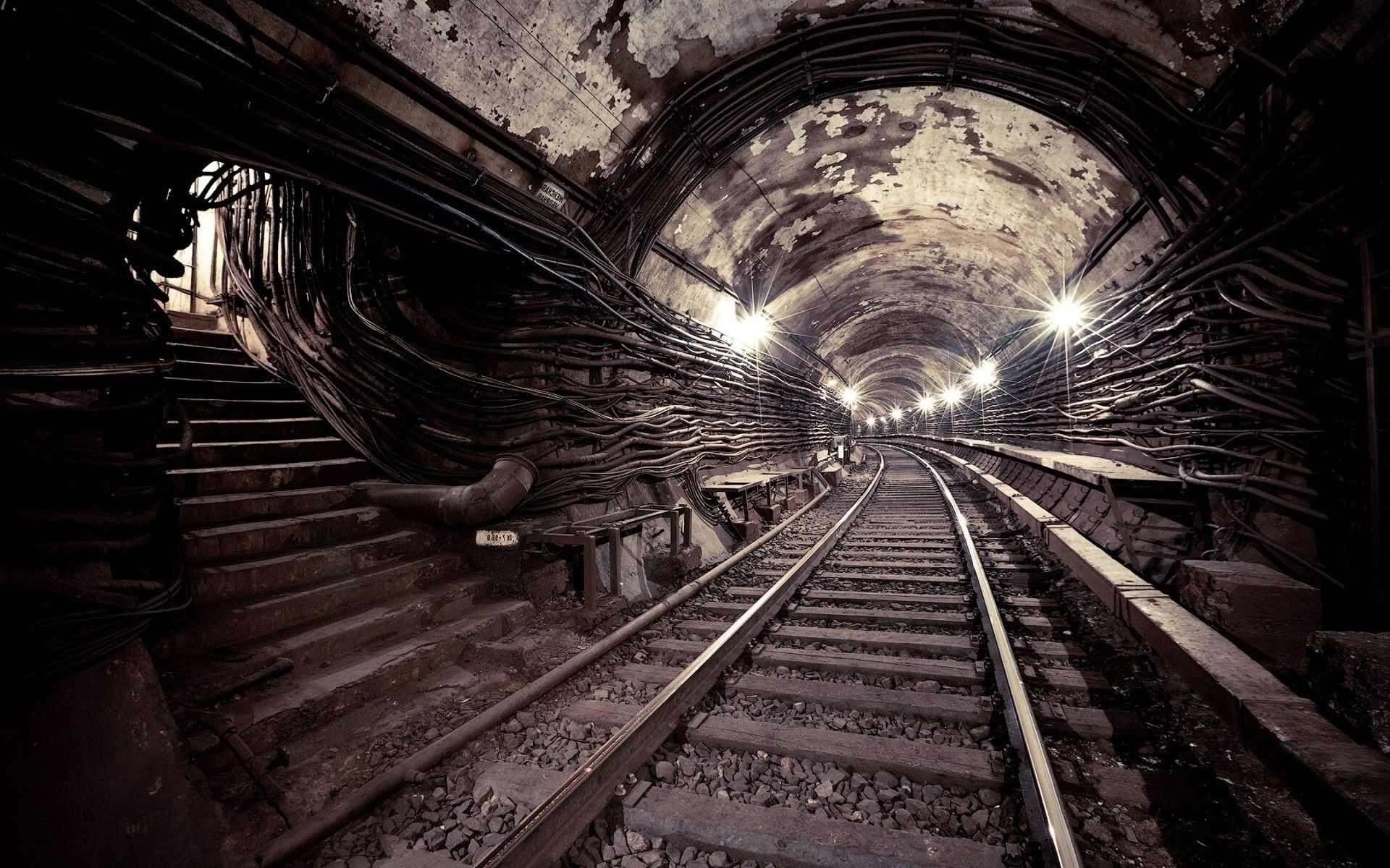 creativo treno ferrovia tunnel ingorgo luce sistema di trasporto scuro prospettiva abbandonato interno viaggi motore pista manuale stazione