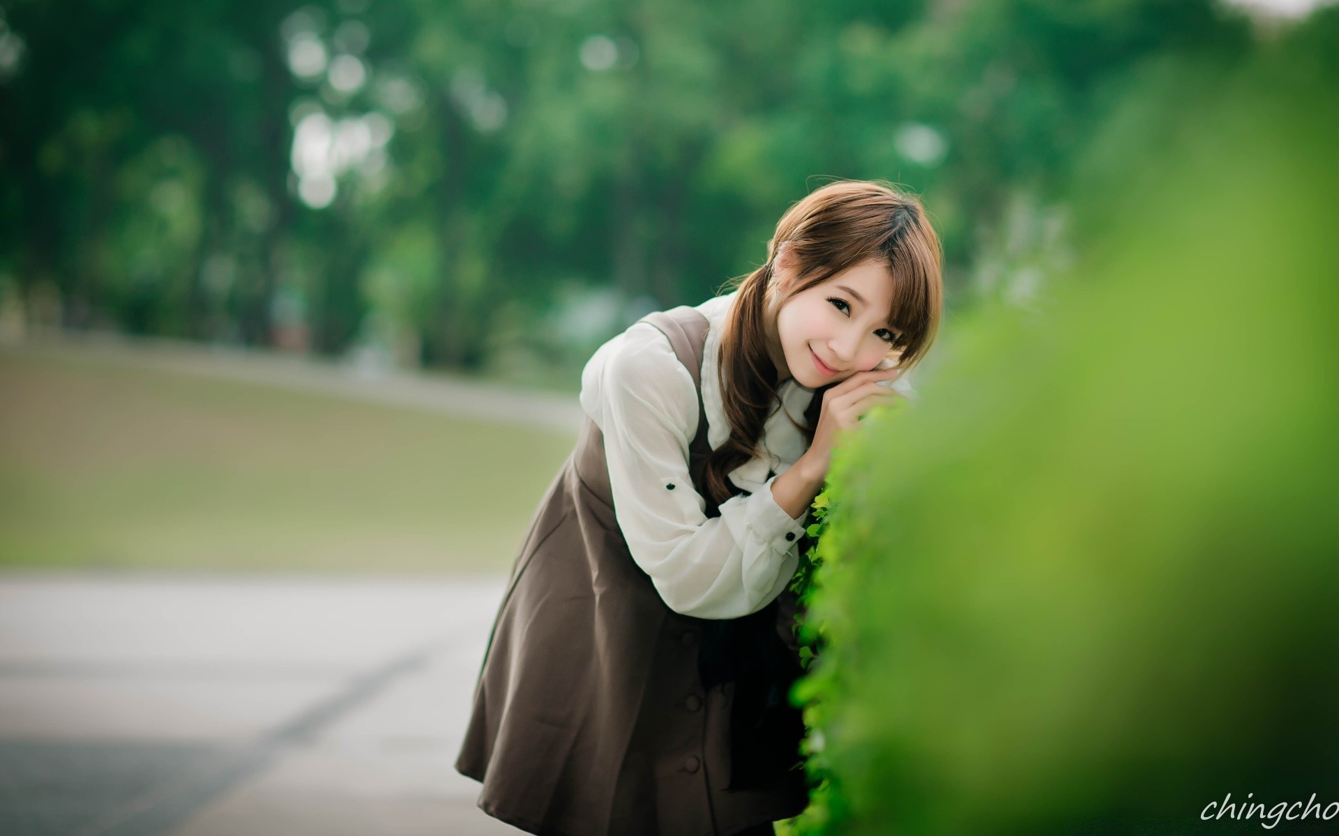 其他女孩 自然 女人 户外 模糊 草 夏天 女孩 肖像 公园 一个 假期 好天气 可爱 成人