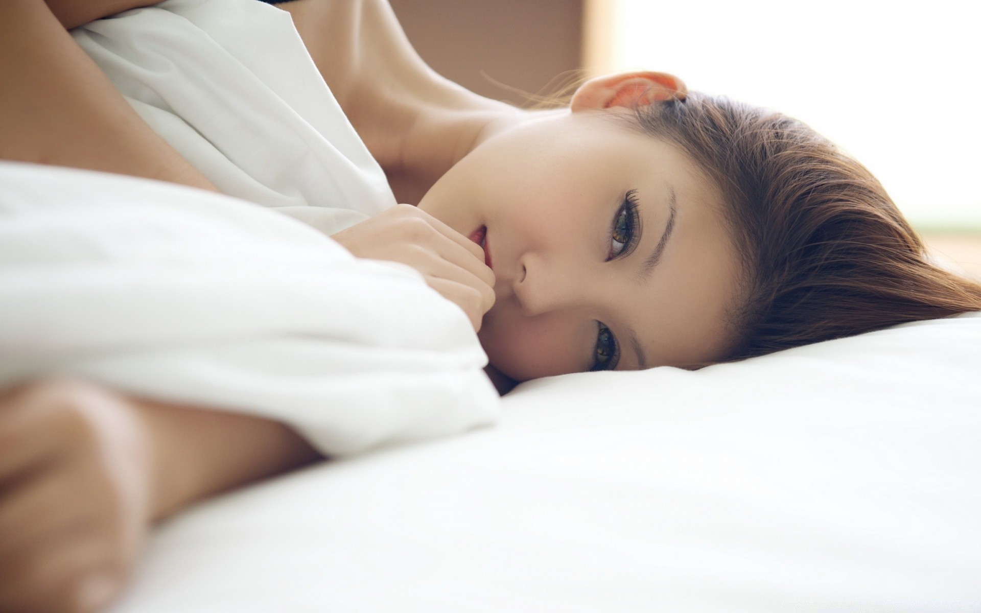 cara y sonrisa cama dormitorio desnudo amanecer mujer sueño relajación sueño interior sueño niña reclinada bebé familia almohada