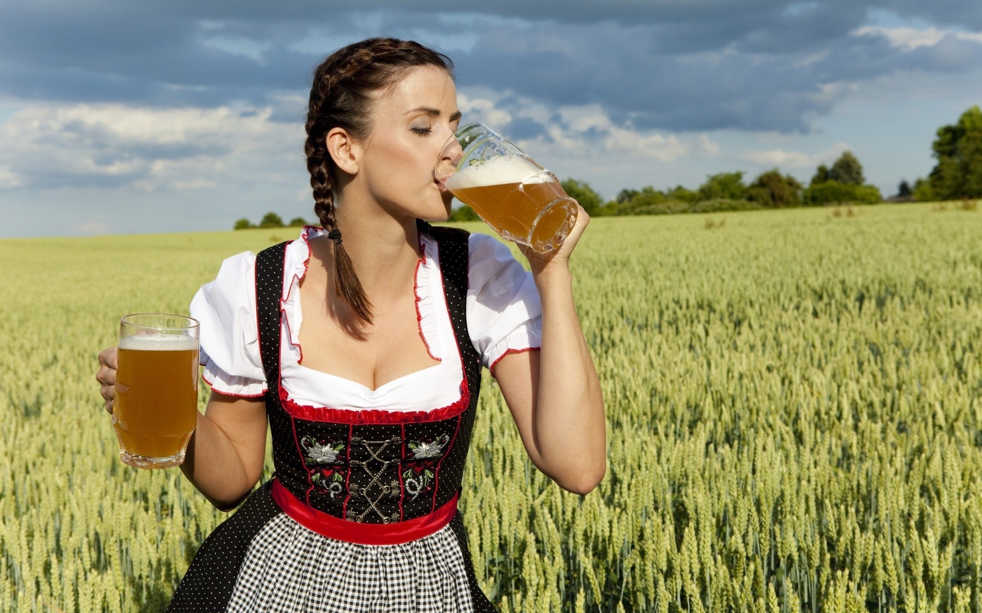 andere mädchen dirndl sommer im freien natur bier frau vergnügen feld vergnügen erholung mädchen kleid weizen gras landschaft glück lebensstil im freien heuhaufen trinken