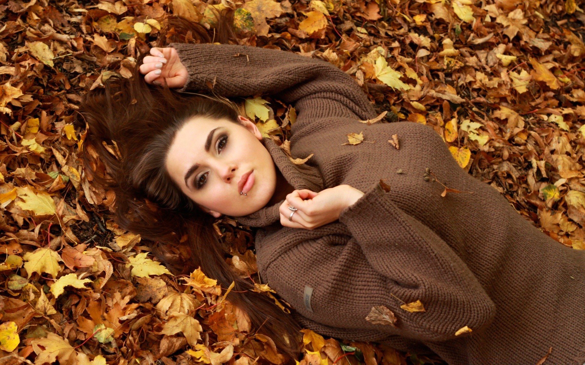 Девушка лежит бюнетка осень без смс