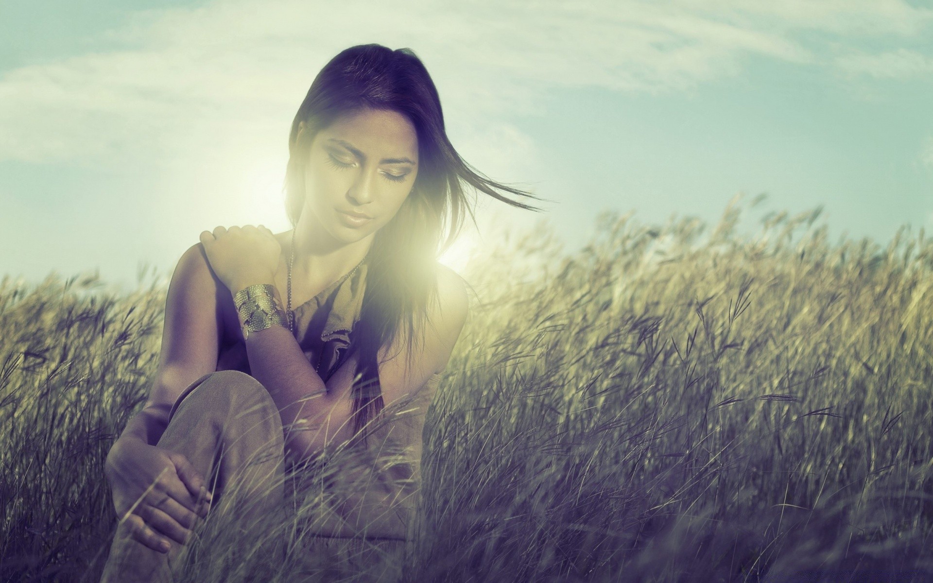 autre fille nature fille coucher de soleil portrait ciel soleil herbe femme été beau champ unique modèle adulte à l extérieur beau temps eau liberté foin