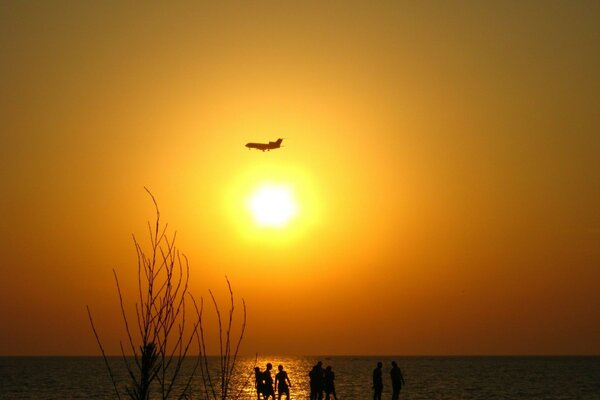 Riposo vicino al mare al tramonto