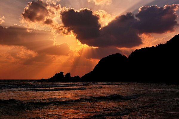 Beau coucher de soleil au bord de la mer