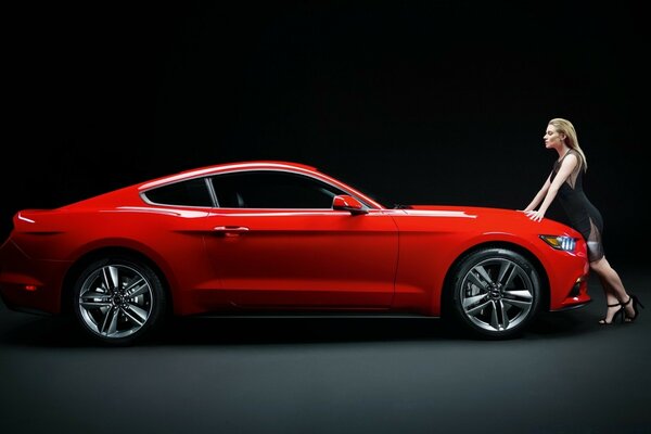 Chica en un hermoso coche rojo