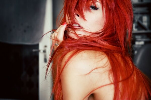 Fille aux cheveux rouges glamour