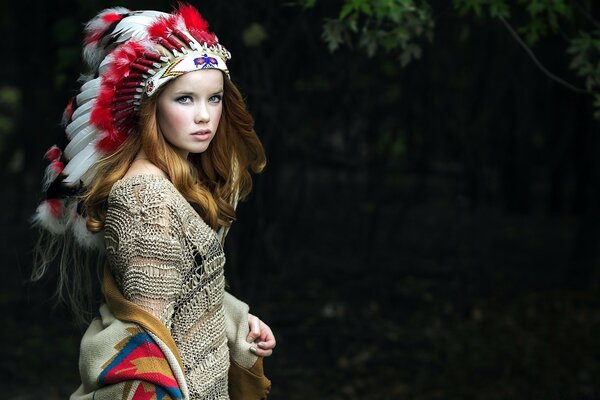 Belle fille avec un chapeau indien