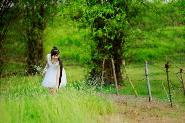 Chica en vestido blanco en el Prado