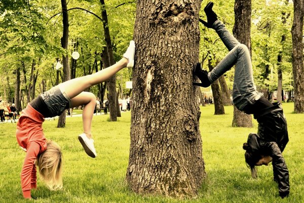 Ragazze che fanno sport nel parco