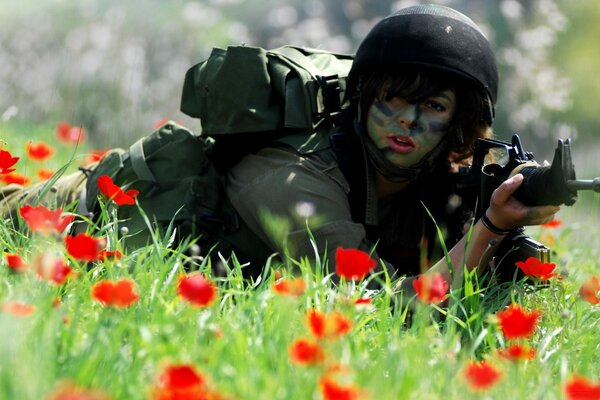 Menina de uniforme militar