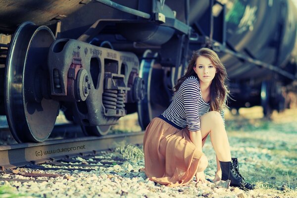 Девушка на фоне старого паровоза
