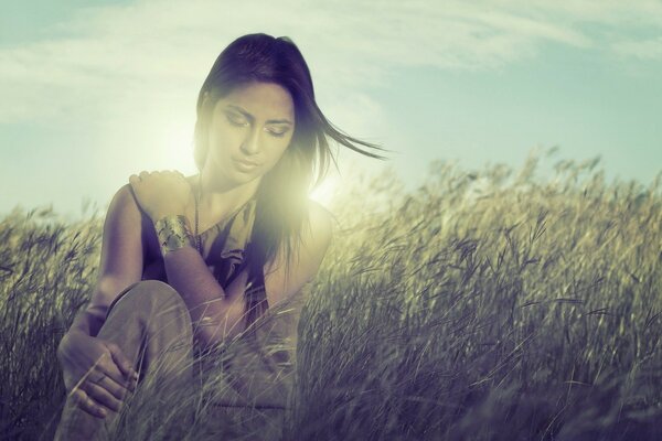 Portrait d une jeune fille dans la nature au coucher du soleil