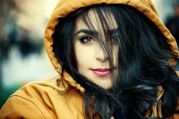 Fille brune en veste jaune