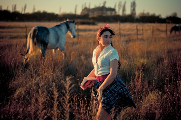 Fille à l extérieur au coucher du soleil avec des chevaux