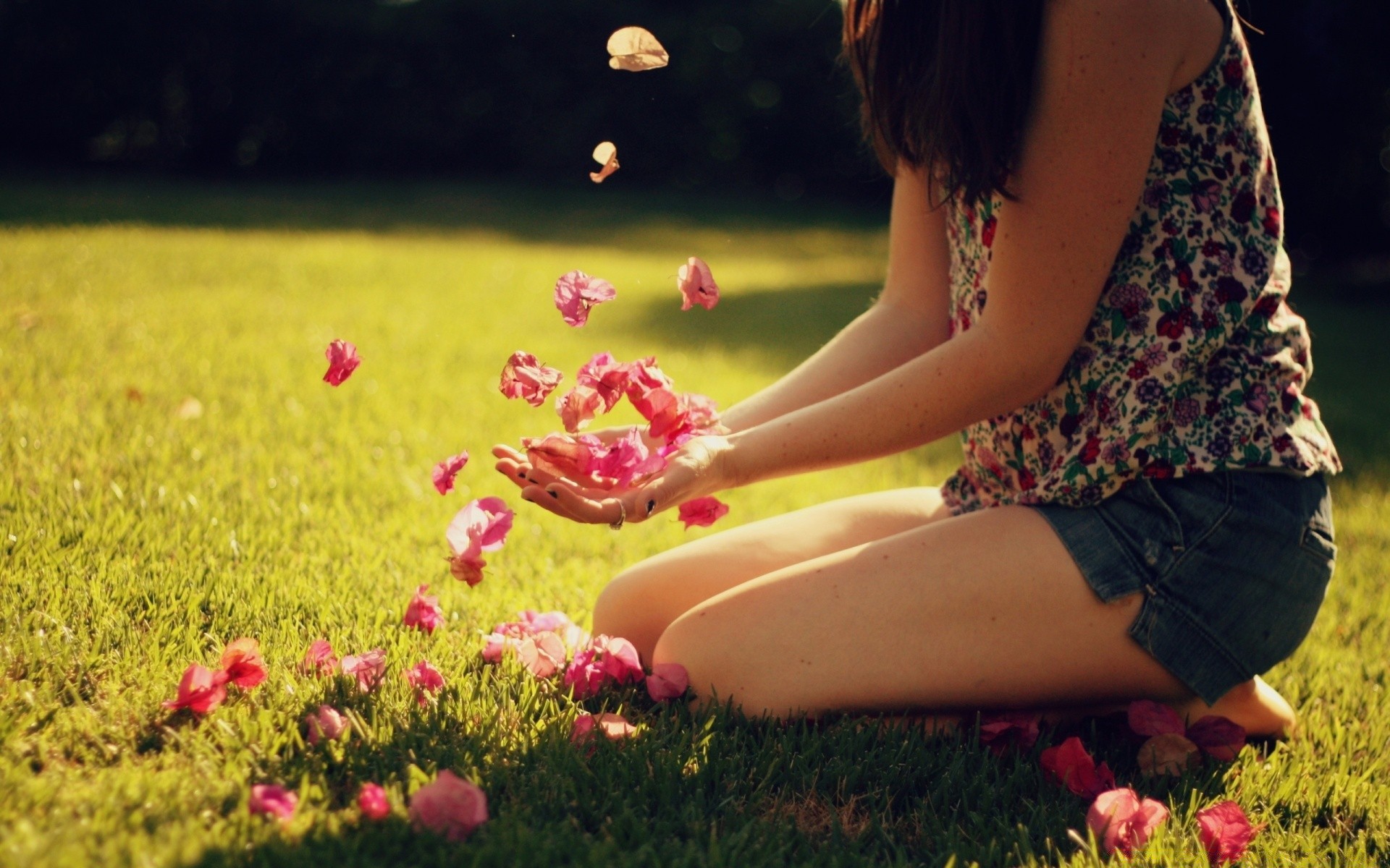 autre fille herbe fleur nature fille été champ foin femme parc à l extérieur belle détente pelouse loisirs sourire beau temps