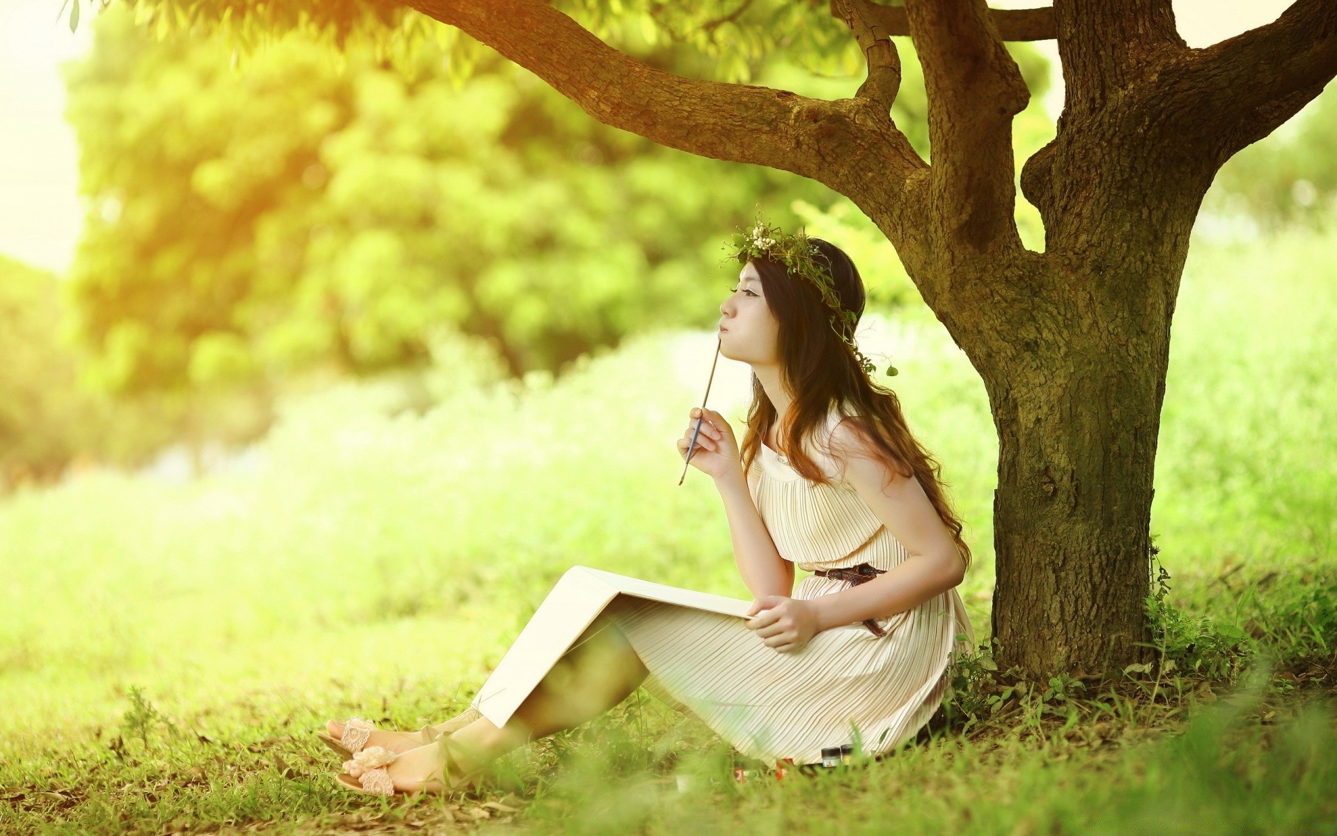 outras garotas natureza grama parque ao ar livre relaxamento verão lazer menina mulher feno árvore outono bom tempo campo felicidade bela estilo de vida sorriso sente-se