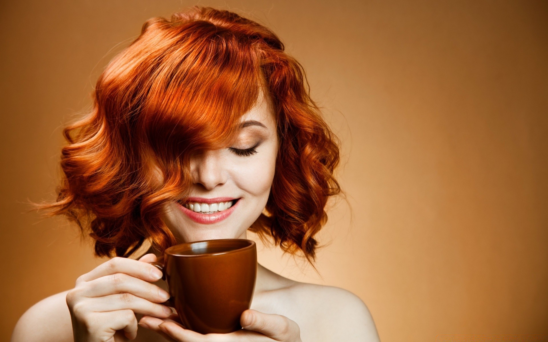 autre fille café thé aube femme coupe boire tasse cappuccino petit déjeuner portrait à l intérieur détente fille