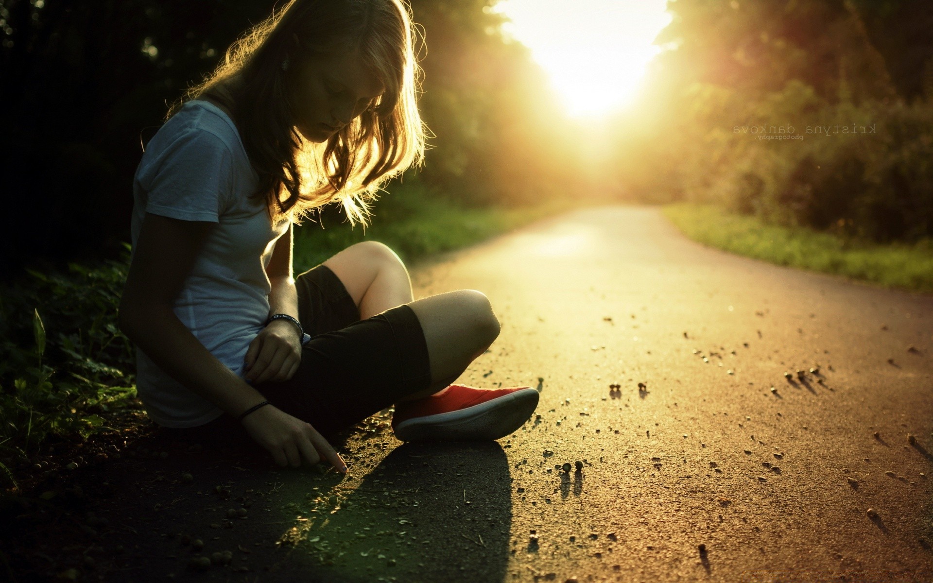 otras chicas chica mujer naturaleza puesta de sol retrato al aire libre parque hierba luz solo adulto sol