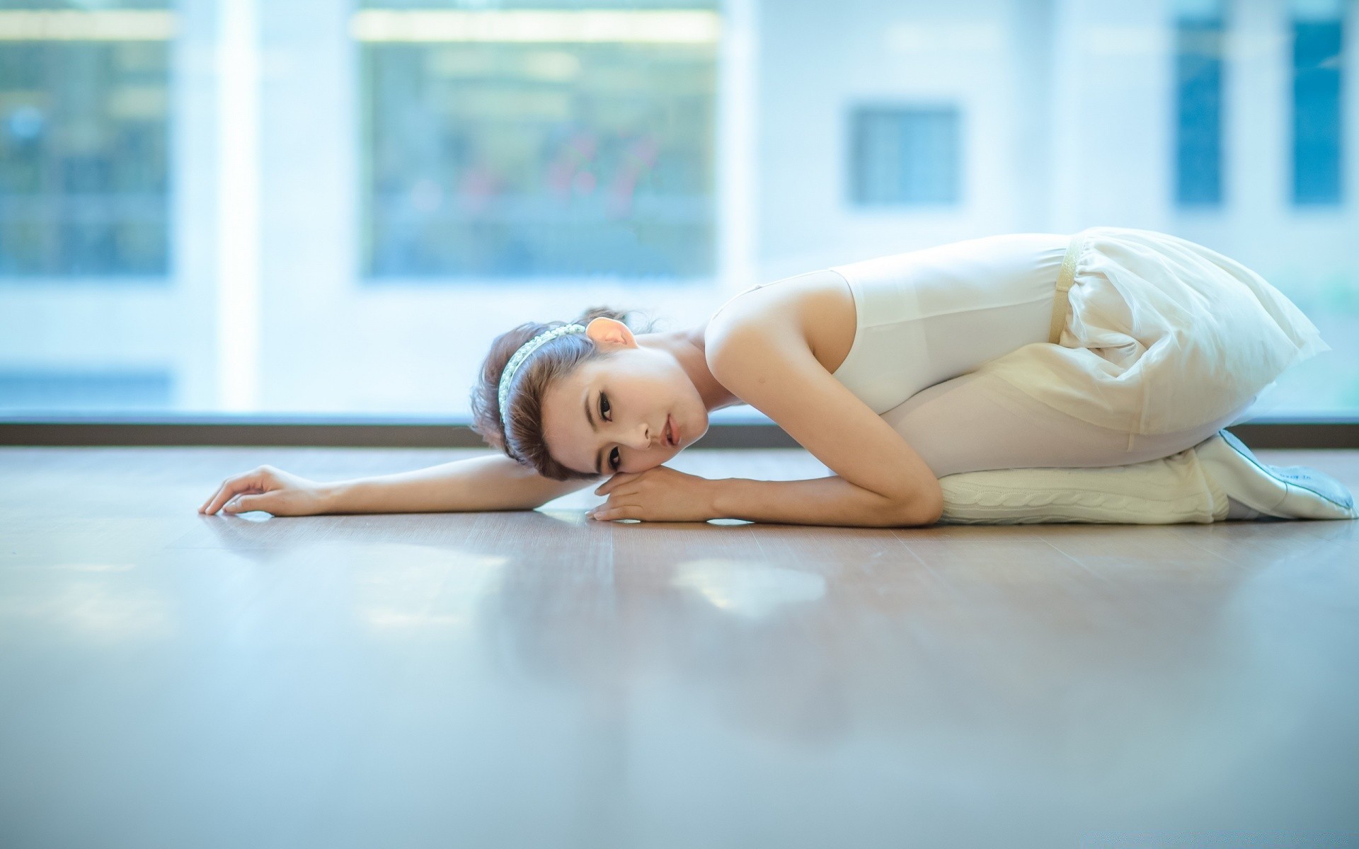 andere mädchen mädchen frau erwachsener zimmer porträt drinnen lebensstil allein unschärfe kind entspannung erholung brünette