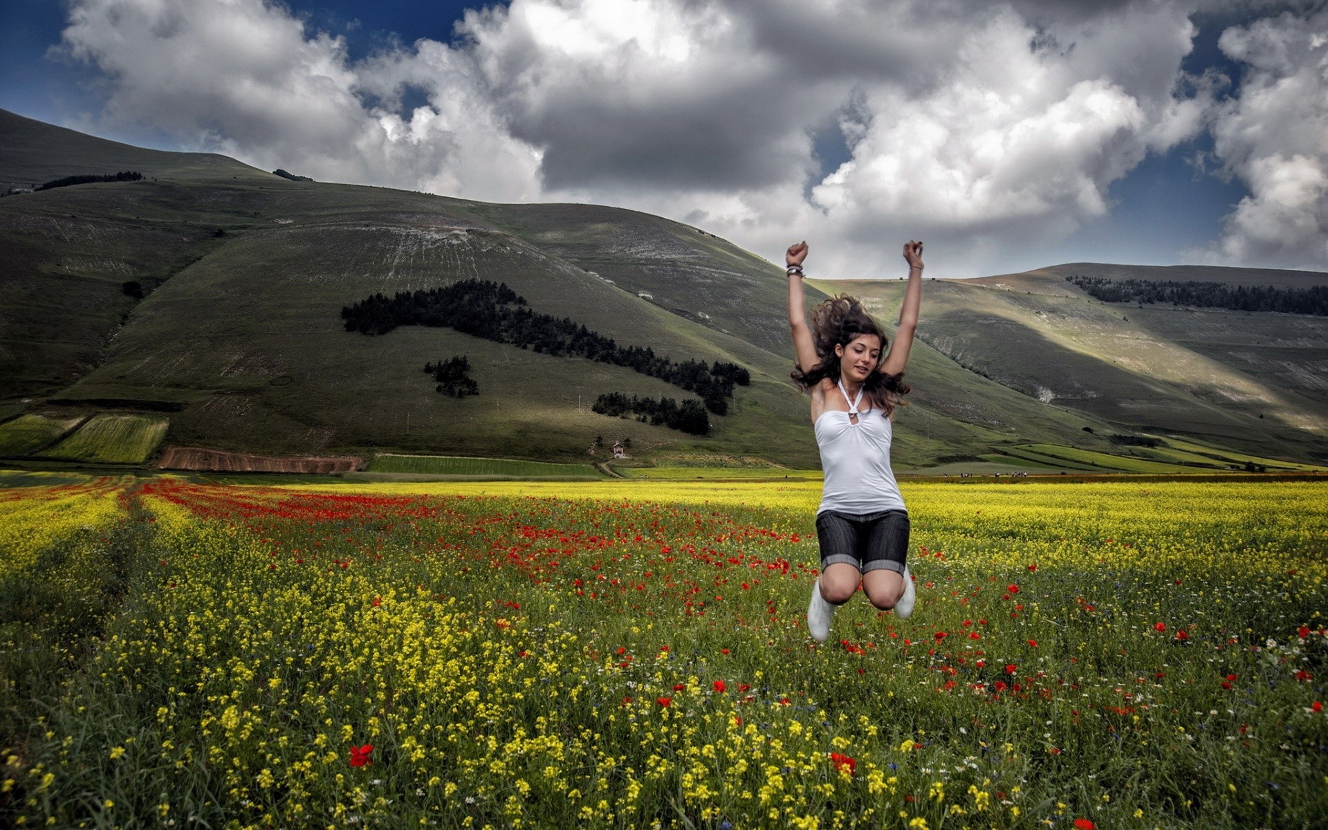 andere mädchen landschaft himmel heuhaufen feld gras natur im freien sommer blume reisen bebautes land berge