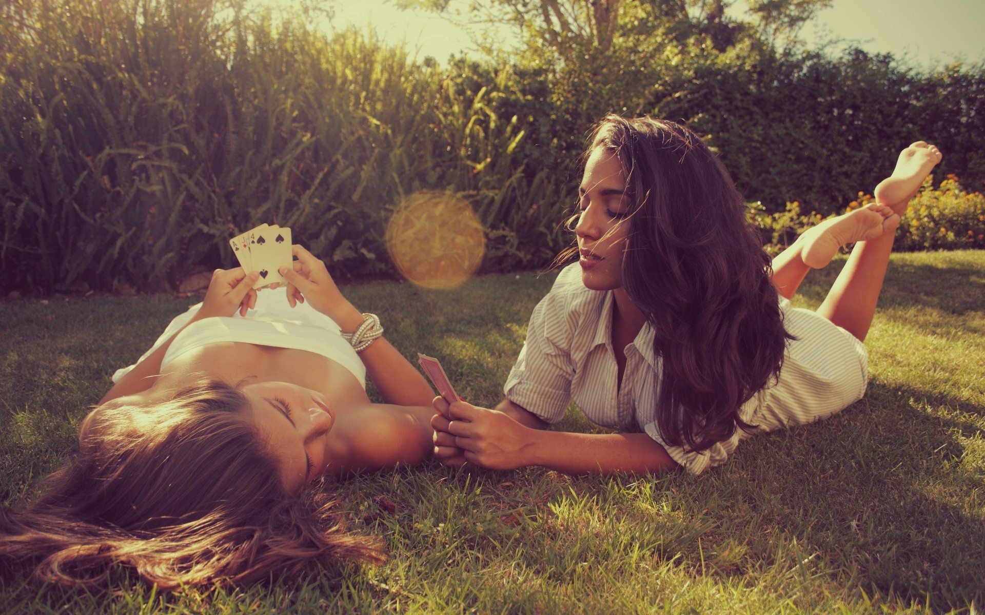 otras chicas chica mujer hierba relajación adulto al aire libre felicidad vacaciones uno naturaleza dos