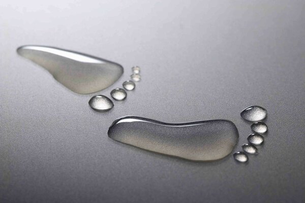 A footprint in the form of droplets on a gray surface