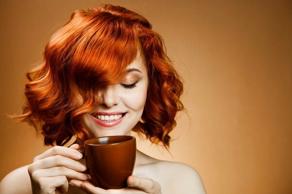 Ragazza arrabbiata con una tazza di caffè