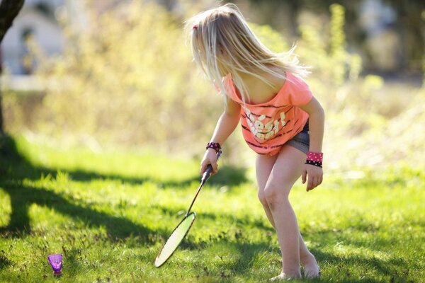 Ragazza che gioca a badminton in estate nella natura