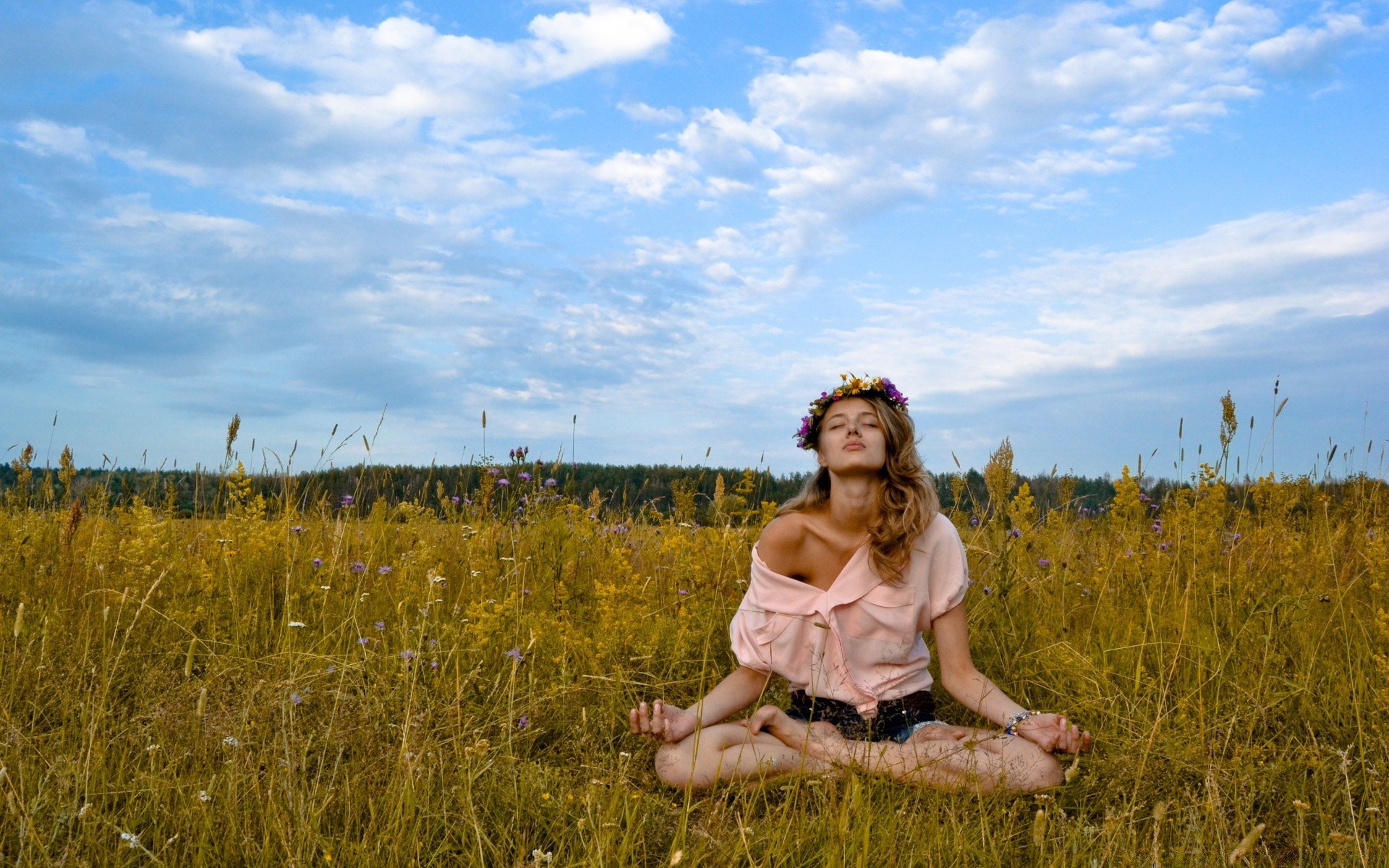 autres filles nature foin été champ herbe à l extérieur fille bonheur ciel repos relaxation paysage