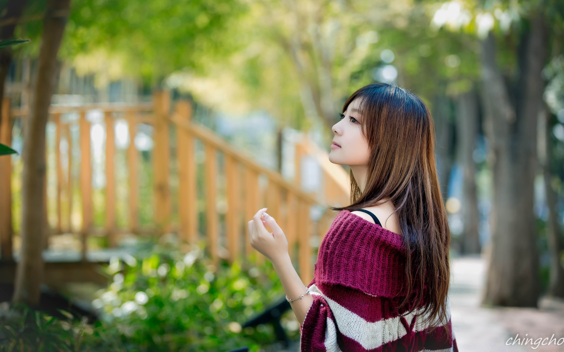 diğer kızlar doğa kadın açık havada yaz gevşeme park kız geri kalan çimen ahşap sonbahar güzel hava oldukça sevimli moda