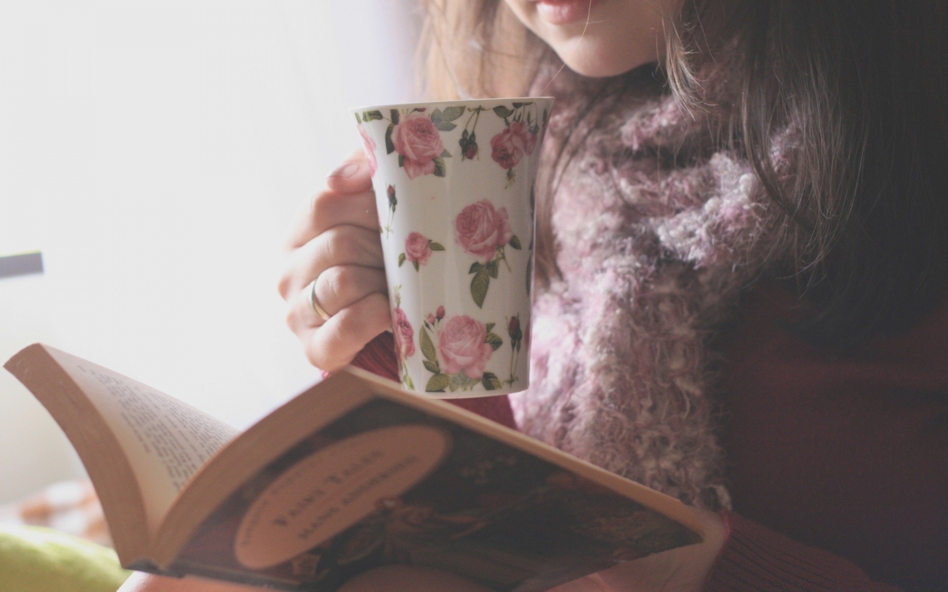 autre fille femme à l intérieur relaxation seul famille adulte fille