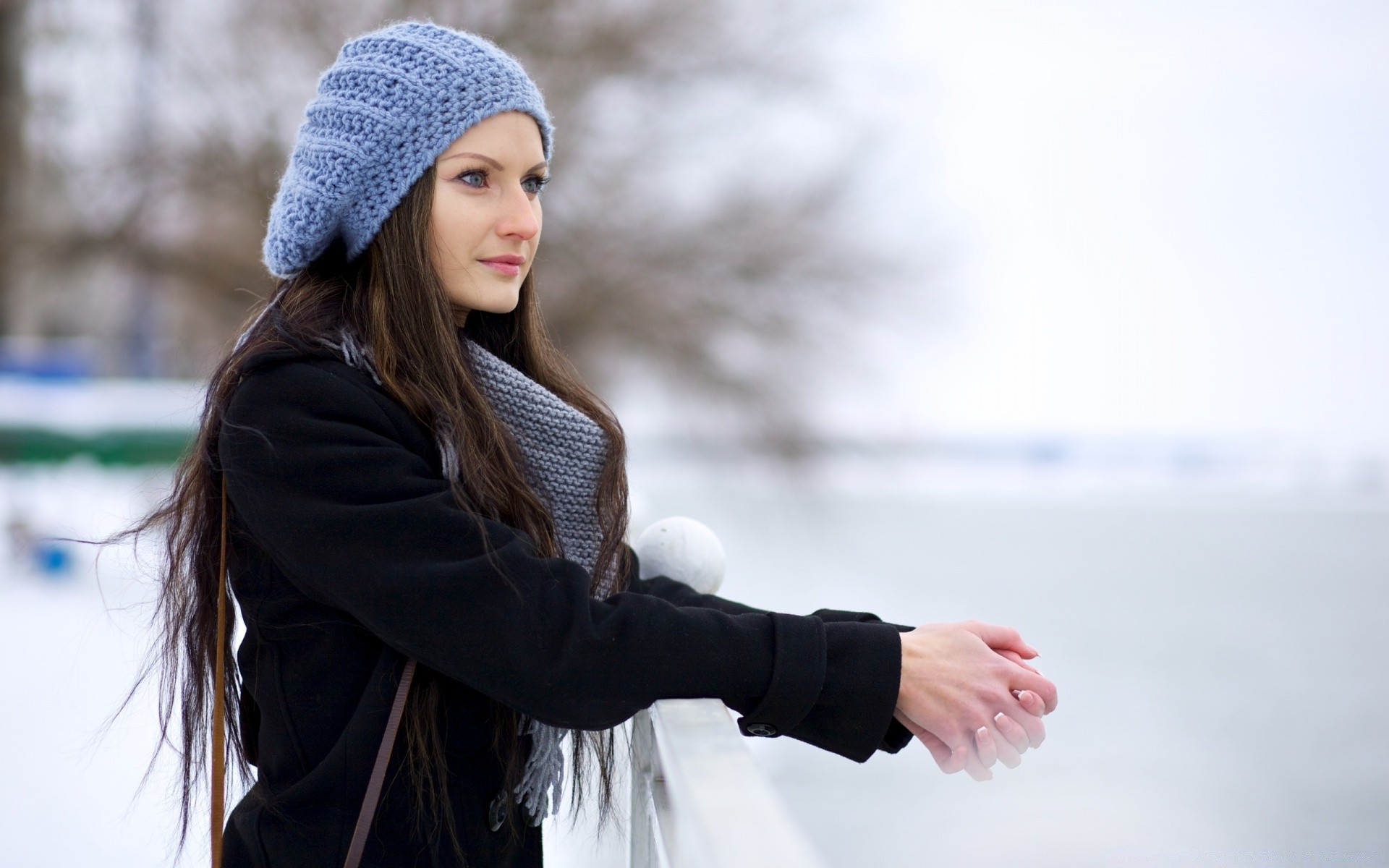 cara y sonrisa invierno frío mujer nieve otoño al aire libre naturaleza bufanda chica moda retrato abrigo