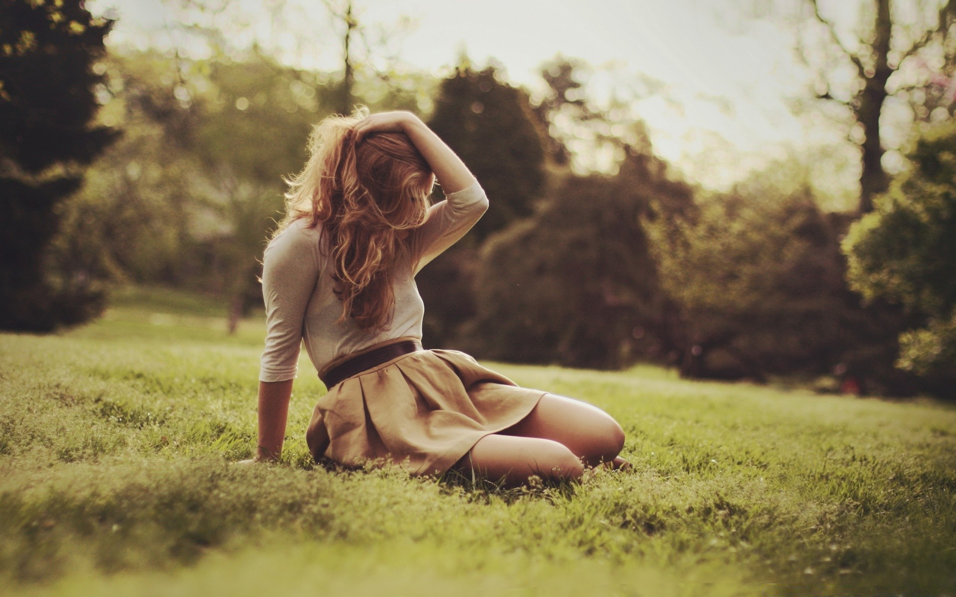 andere mädchen mädchen natur gras feld park sommer schön im freien frau porträt glück sonnenuntergang ein heuhaufen lächeln urlaub blond modell erwachsener