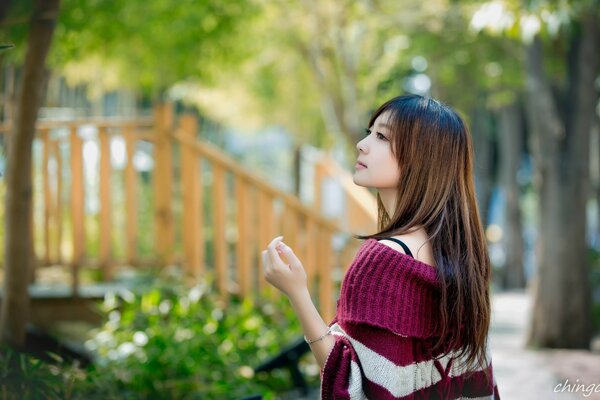 美丽的女孩在公园里。 日本女人在公园里