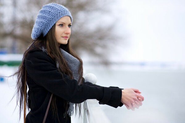 Ragazza in piedi sul ponte in inverno