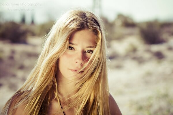 Blondes Mädchen in der Natur