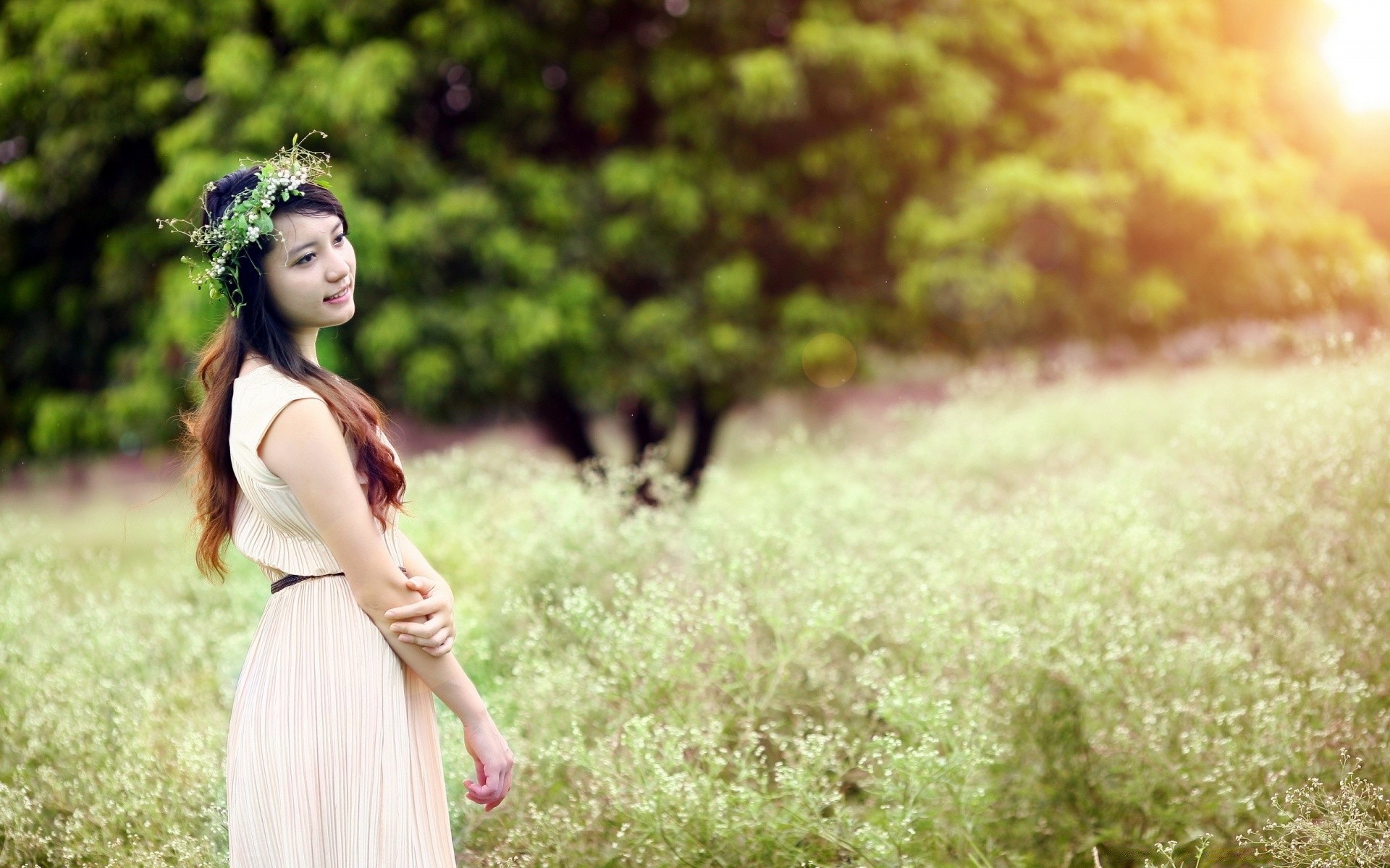 outras garotas natureza grama verão ao ar livre parque mulher campo relaxamento bom tempo vestido feno liberdade menina férias