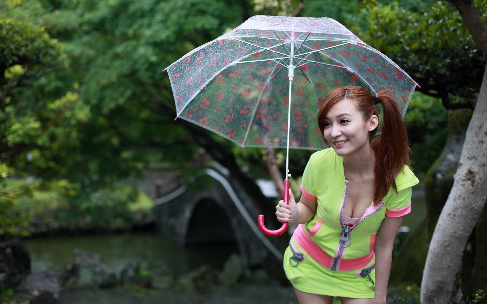 andere mädchen regenschirm regen natur park im freien sommer schön mädchen kind urlaub gras frau im freien junge freude herbst hübsch lebensstil