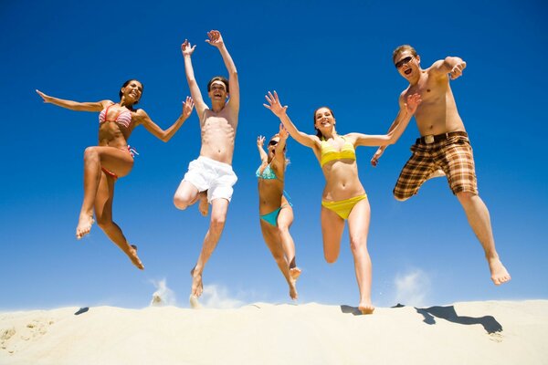 Diversão na praia de cinco pessoas