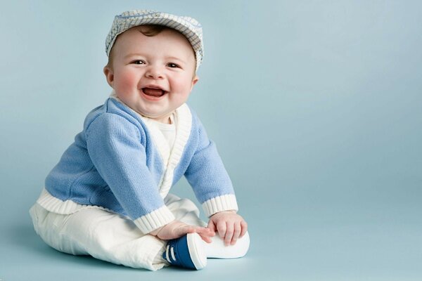 Baby blauer Hintergrund Furche lachen