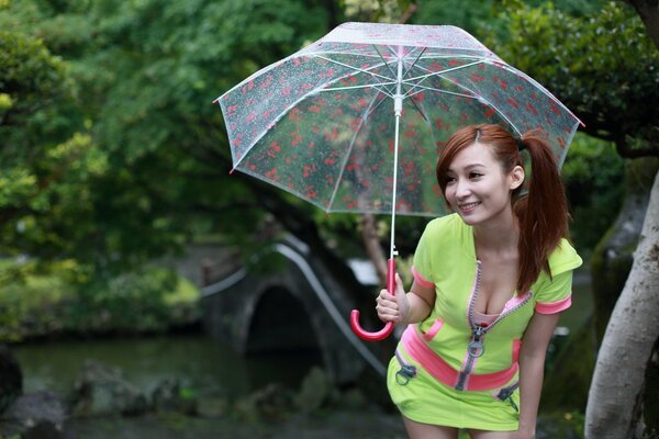 Fille asiatique avec un parapluie transparent